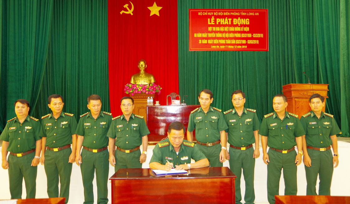 Đại tá Nguyễn Văn Sóc - Phó chỉ huy trưởng BĐBP tỉnh Long An ký chứng kiến đại diện các phòng ban ký kết giao ước thi đua
