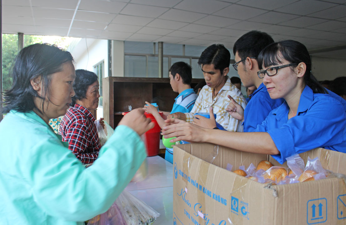 Đoàn Thanh niên phát bánh mì miễn phí cho bệnh nhân nghèo tại Bệnh viện Đa khoa Long An
