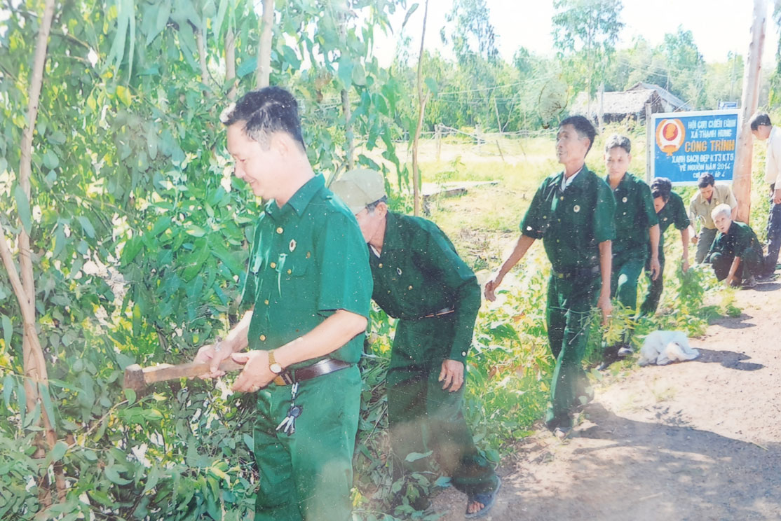 Cán bộ, hội viên Hội Cựu chiến binh huyện Tân Hưng ra quân dọn vệ sinh, khơi thông một số tuyến kênh trên địa bàn xã Thạnh Hưng
