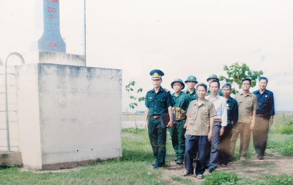 Cán bộ, hội viên Hội Cựu chiến binh huyện Tân Hưng cùng bộ đội biên phòng huyện tuần tra, thực địa tại cột mốc biên giới 230, xã Hưng Hà