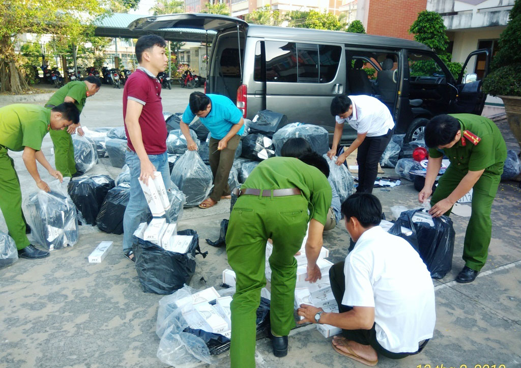 Công an huyện Tân Thạnh bắt một vụ buôn lậu
