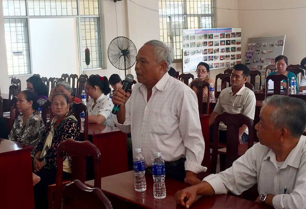 Cử tri huyện Bến Lức nêu ý kiến tại cuộc tiếp xúc. Ảnh: T.Tâm