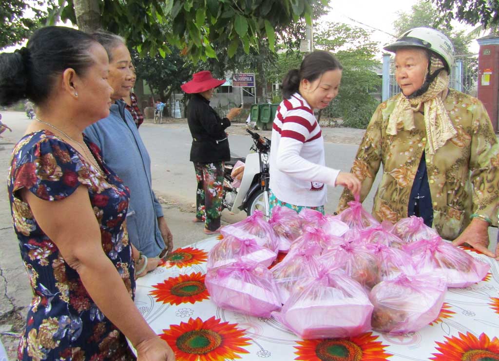 Hoạt động bắt dầu từ lúc 6 giờ cho đến khi hết thức ăn