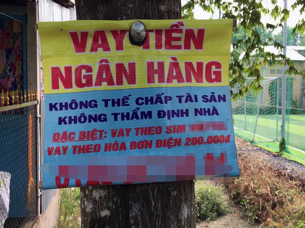 Những tờ rơi chào mời người dân vay tiền của băng nhóm tín dụng đen được treo đầy trên các cây, cột điện từ thành thị đến nông thôn