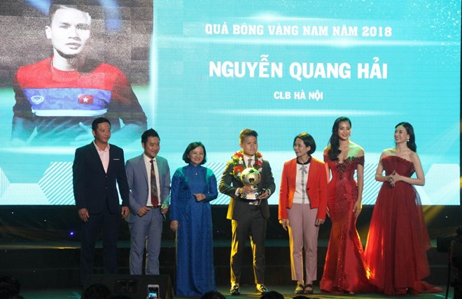 Nguyễn Quang Hải được trao giải thưởng Quả bóng vàng năm 2018. (Ảnh: Xuân Dự/TTXVN)