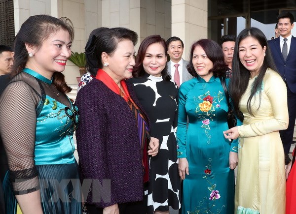 Chủ tịch Quốc hội Nguyễn Thị Kim Ngân với đoàn doanh nhân trẻ Việt Nam. (Ảnh: Trọng Đức/TTXVN)