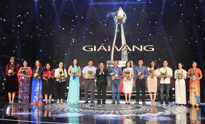Ông Đoàn Văn Việt, Chủ tịch UBND tỉnh Lâm Đồng trao giải Vàng cho các tác phẩm xuất sắc nhất. (Ảnh: Nguyễn Dũng/TTXVN)