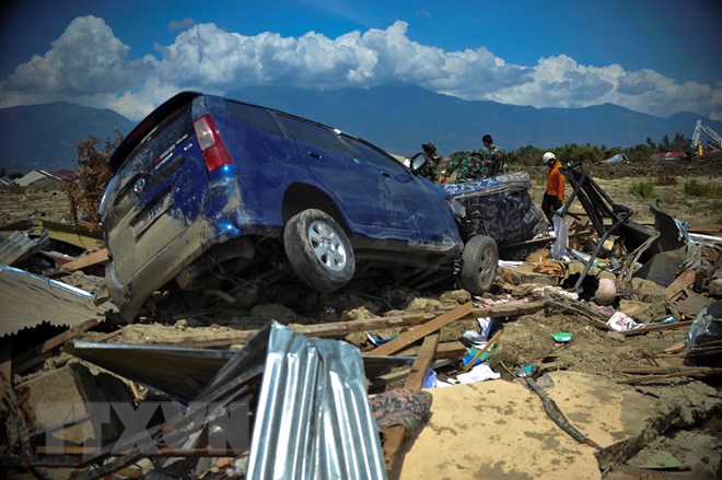 Lực lượng cứu hộ tìm kiếm nạn nhân tại hiện trường đổ nát sau thảm họa động đất sóng thần ở Poso, Trung Sulawesi, Indonesia ngày 10/10/2018. (Nguồn: THX/TTXVN)