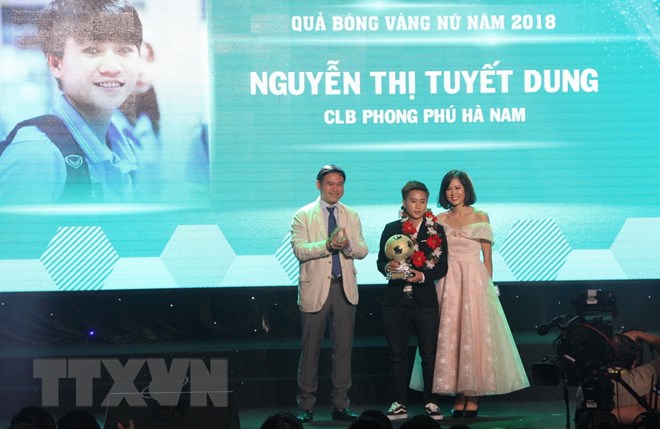Nữ cầu thủ Nguyễn Thị Tuyết Dung giành Quả bóng vàng Nữ 2018. (Ảnh: Xuân Dự/TTXVN)