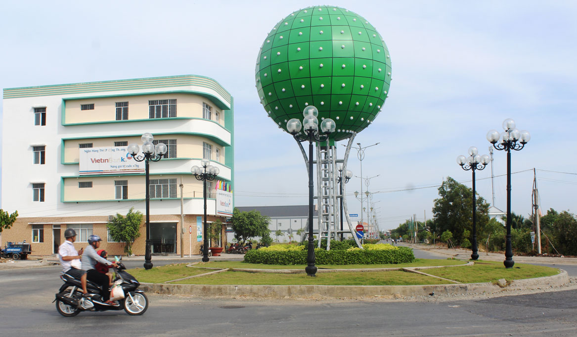 Đường giao thông nông thôn, cảnh quan môi trường được thị trấn Tân Thạnh quan tâm đầu tư, góp phần thay đổi diện mạo quê hương