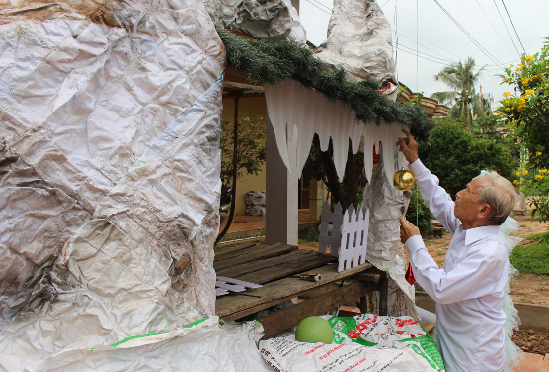 Giáo dân trang hoàng hang đá, chuẩn bị đón Giáng sinh 2018 an lành, hạnh phúc