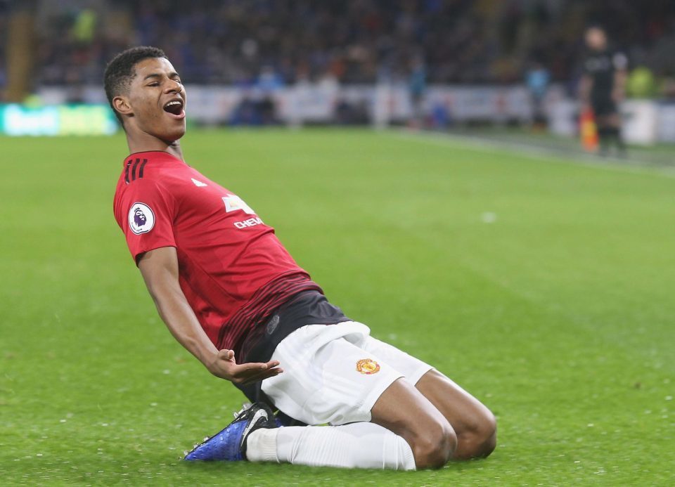 Rashford vừa ghi bàn vào lưới Cardiff