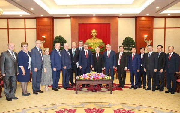Tổng Bí thư, Chủ tịch nước Nguyễn Phú Trọng và Chủ tịch Duma Quốc gia Nga Vyacheslav Viktorovich Volodin với các đại biểu. (Ảnh: Trí Dũng/TTXVN)