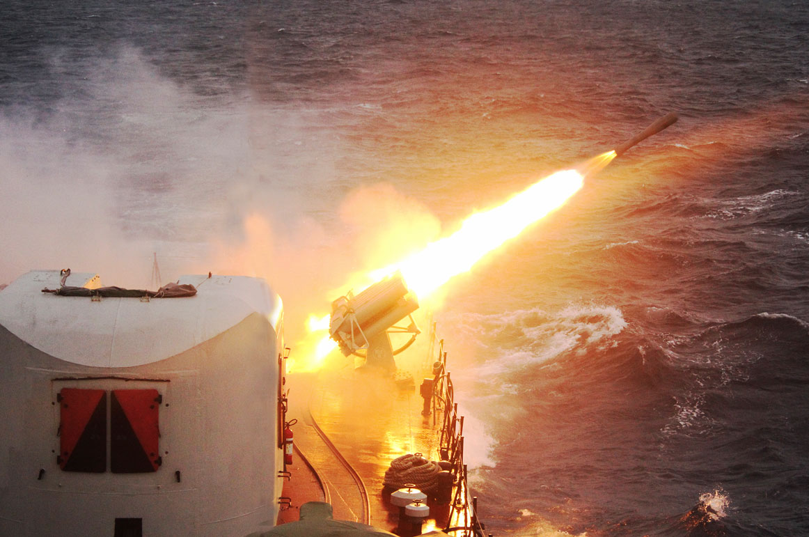 Tàu 11 thực hành phóng hỏa tiễn tiêu diệt mục tiêu trên biển