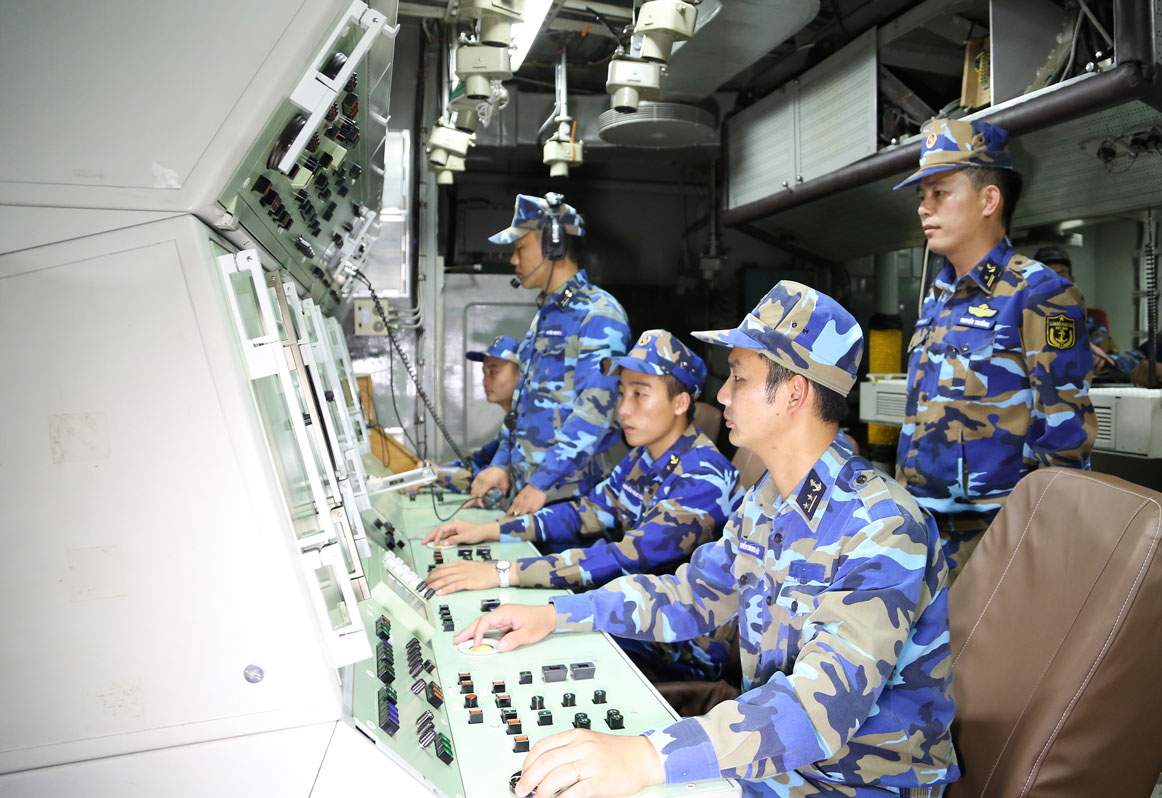 Cán bộ, chiến sĩ tàu 18 huấn luyện thực hành tại buồng điều khiển