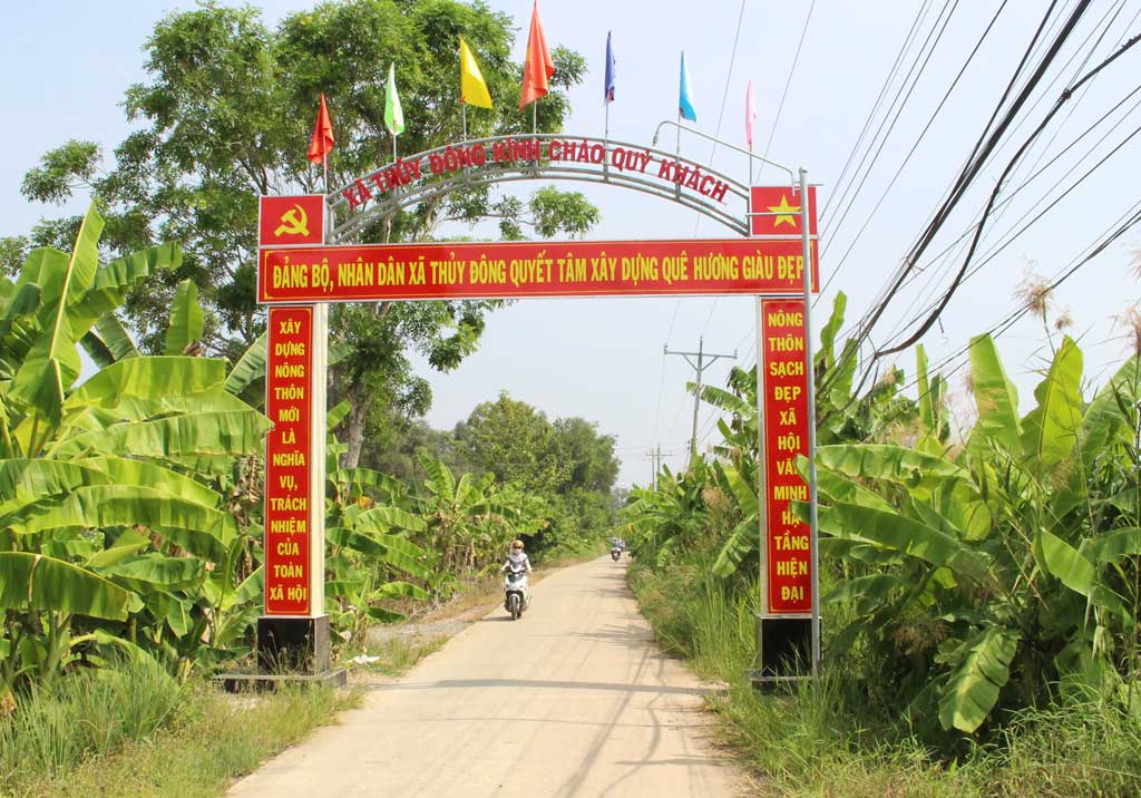 Sắc xuân trên xã nông thôn mới Thủy Đông Tuyến đường liên xã được láng nhựa khang trang