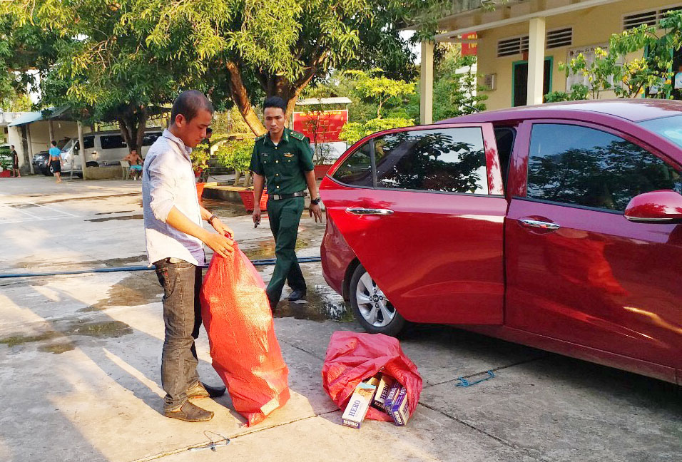 Một đối tượng sử dụng xe ôtô chở thuốc lá lậu bị lực lượng Biên phòng Mỹ Quý Tây bắt giữ