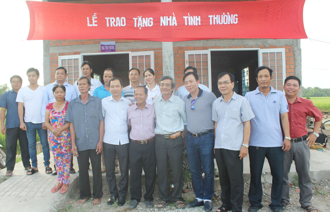 UBND xã Tân Phước Tây bàn giao nhà tình thương cho gia đình ông Phạm Văn Cọp