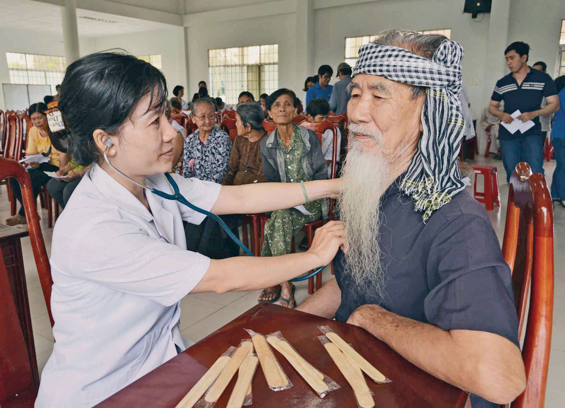 Đoàn y, bác sĩ khám, chữa bệnh miễn phí cho người dân huyện Tân Trụ. Ảnh: Hữu Tuấn