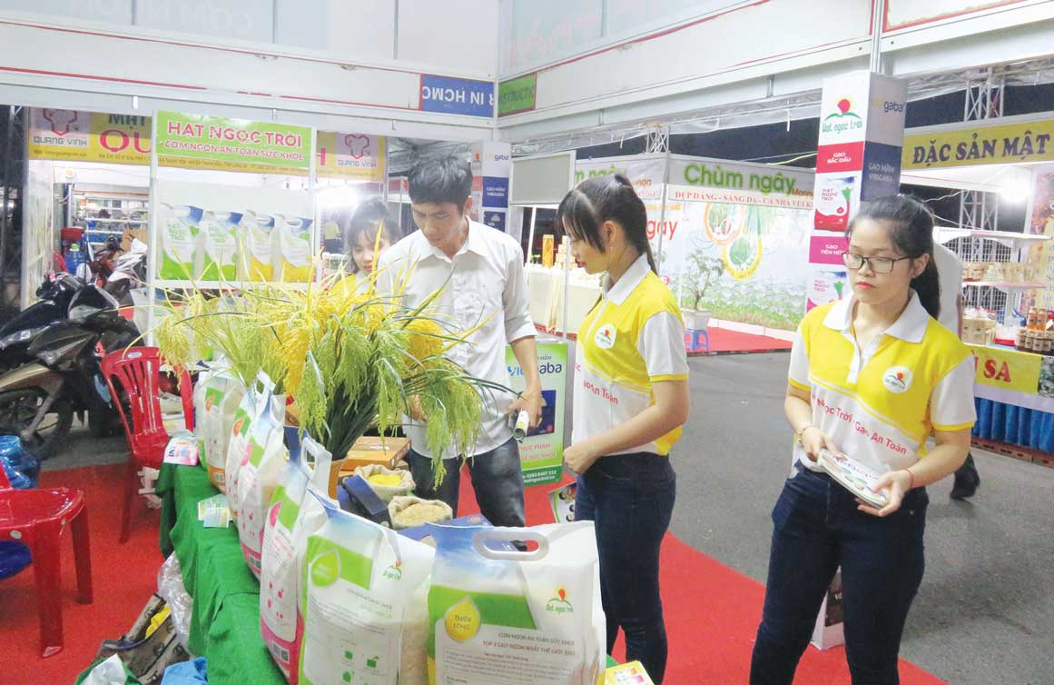 Doanh nghiệp tham gia trưng bày sản phẩm lúa gạo tại Festival Lúa gạo Việt Nam lần III