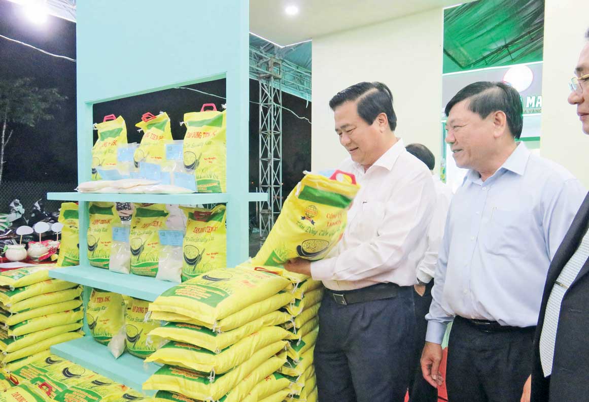 Lãnh đạo tỉnh tham quan các gian hàng trưng bày sản phẩm lúa gạo tại Festival Lúa gạo Việt Nam lần III 