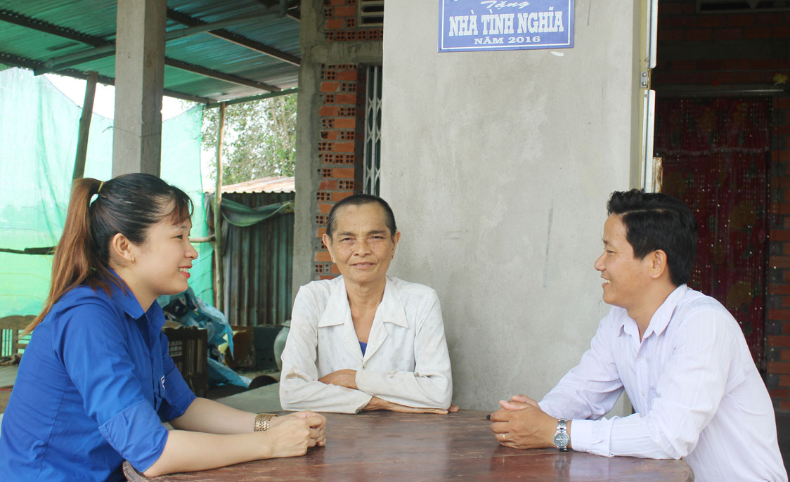 Bà Phạm Thị Ngọt (giữa) được UBND xã Tân Bình hỗ trợ xây dựng nhà tình nghĩa