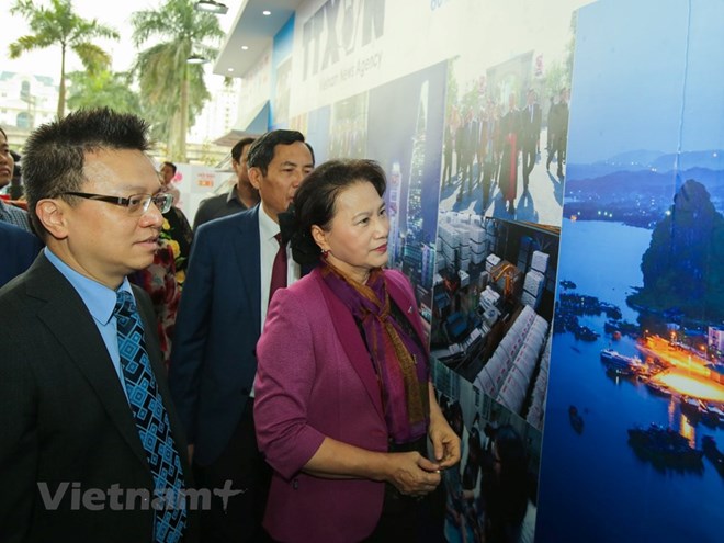 Chủ tịch Quốc hội Nguyễn Thị Kim Ngân thăm gian trưng bày của Thông tấn xã Việt Nam tại Hội báo Toàn quốc năm 2018. (Ảnh minh họa: Minh Sơn/Vietnam+)
