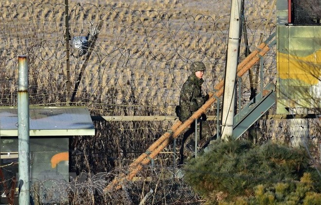 Binh sỹ Hàn Quốc tuần tra tại tuyến đường dẫn tới khu công nghiệp Kaesong ở thành phố biên giới Paju, gần Khu phi quân sự (DMZ) giữa hai miền. (Nguồn: AFP/TTXVN)