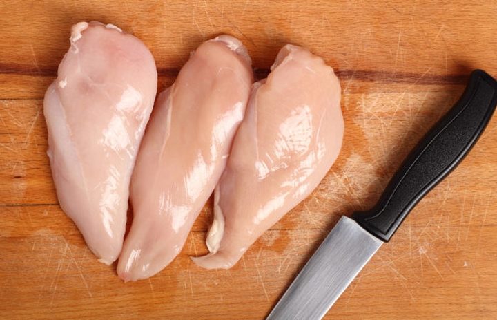 Ức gà: Chứa nhiều B6, niacin, clo, phốt pho. Ức gà là một nguồn dinh dưỡng hữu hiệu duy trì năng lượng của cơ thể.