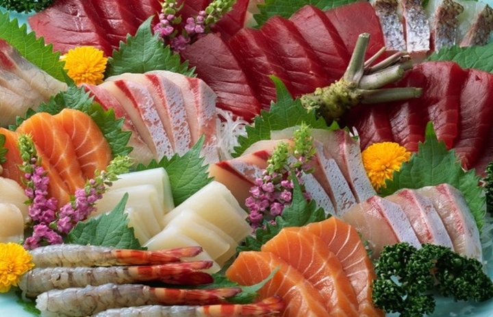 Hải sản: Thịt tôm, cá có chứa nhiều các nguyên tố vi lượng như sắt, canxi, nhôm, đồng, kẽm, iốt, clo, lưu huỳnh... Đây đều là những nguyên tố cần thiết cho cơ thể.
