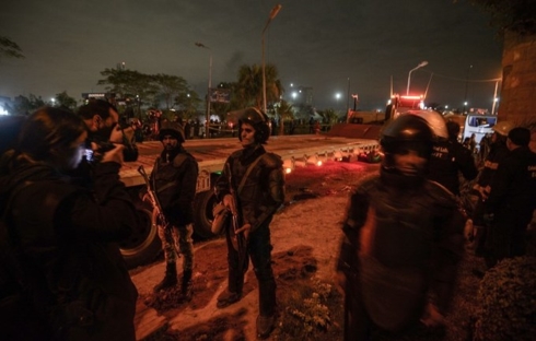 Cảnh sát Ai Cập tại hiện trường vụ đánh bom xe buýt chở du khách Việt Nam. Ảnh: AFP.