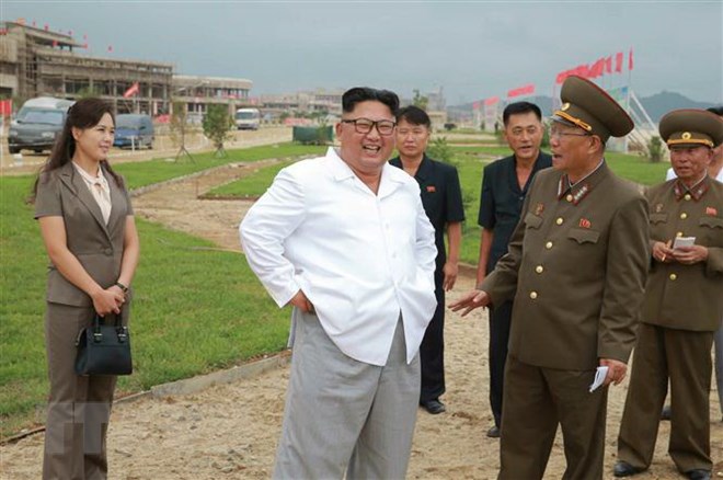Nhà lãnh đạo Kim Jong-un thị sát công trình xây dựng khu du lịch - nghỉ dưỡng ven biển Wonsan-Kalma ở thành phố duyên hải Wonsan. (Nguồn: Yonhap/TTXVN)