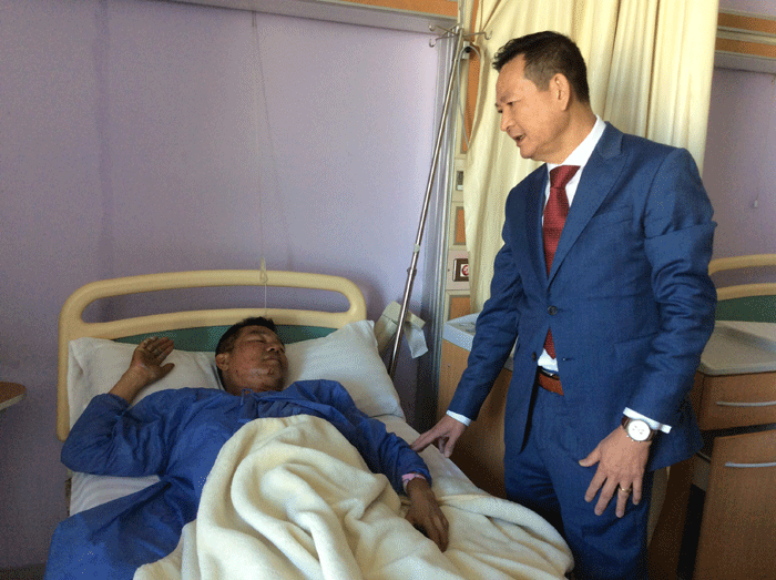 Đại sứ Việt Nam tại Ai Cập Trần Thành Công thăm hỏi các nạn nhân. 