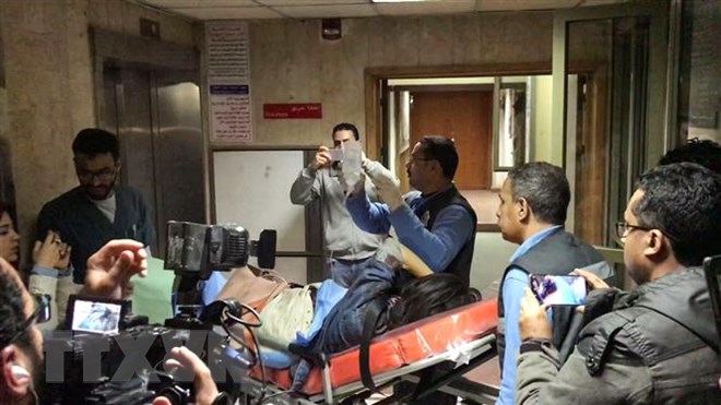 Chuyển nạn nhân người Việt bị thương trong vụ xe chở khách du lịch trúng bom ở tỉnh Ginza tới bệnh viện ở quận Al-Haram chiều tối 28/12. (Ảnh: AFP/TTXVN)