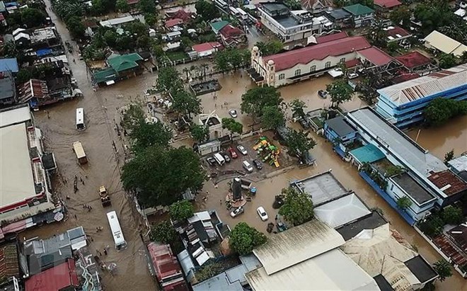Cảnh ngập lụt tại thị trấn Baao, tỉnh Camarines Sur, Philippines, ngày 30/12. (Ảnh: AFP/TTXVN)