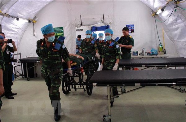 Các cán bộ, sỹ quan Bệnh viện dã chiến cấp 2 số 1 Việt Nam tham gia hoạt động gìn giữ hòa bình Liên hợp quốc diễn tập xử lý tình huống trước khi lên đường làm nhiệm vụ. (Ảnh: Nguyễn Xuân Khu/TTXVN)