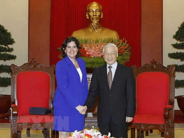 Tổng Bí thư Nguyễn Phú Trọng và Đại sứ Đặc mệnh toàn quyền Cộng hòa Cuba tại Việt Nam Lianys Torres Rivera. (Ảnh: Văn Điệp/TTXVN)