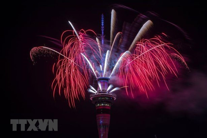 Màn pháo hoa rực rỡ sắc màu trên tòa Tháp Sky ở Auckland của New Zealand, một trong những quốc gia đón Năm mới 2019 sớm nhất. (Ảnh: Mirror/TTXVN)