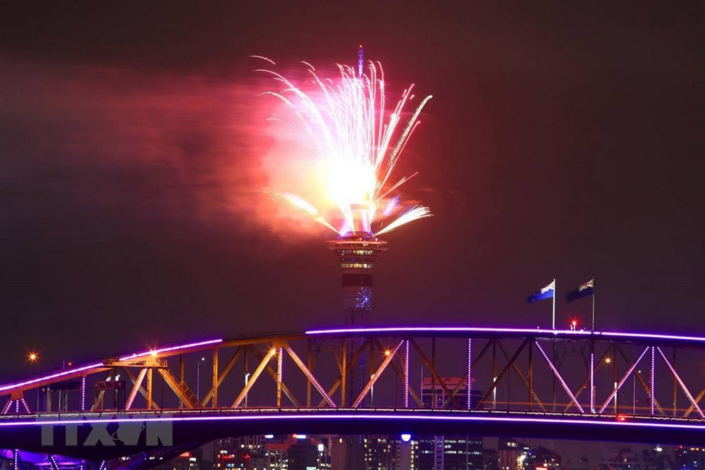 New Zealand là nước tiếp theo đón năm mới với màn pháo hoa rực rỡ trên tòa Sky Tower của thành phố Auckland vào 18 giờ. (Ảnh: Mirror/TTXVN)