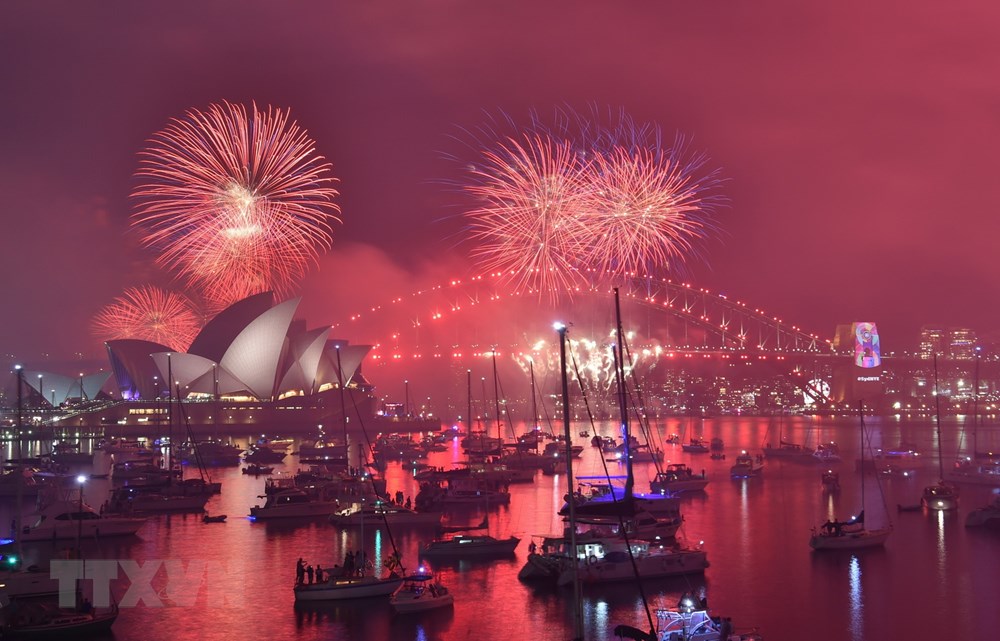 Thành phố cảng Sydney của Australia có màn trình diễn pháo hoa lớn kỷ lục với nhiều hiệu ứng và màu sắc mới trong 12 phút đêm giao thừa. (Nguồn: AFP/TTXVN)