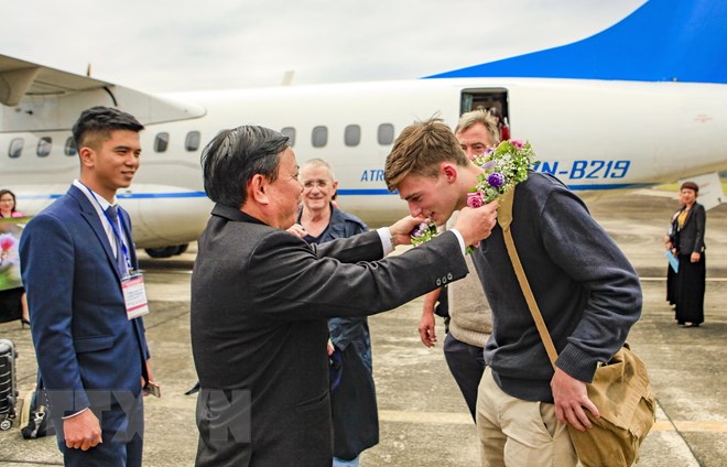 Đón khách du lịch quốc tế đầu tiên đến với Điện Biên năm 2019. (Ảnh: Xuân Tư/TTXVN)