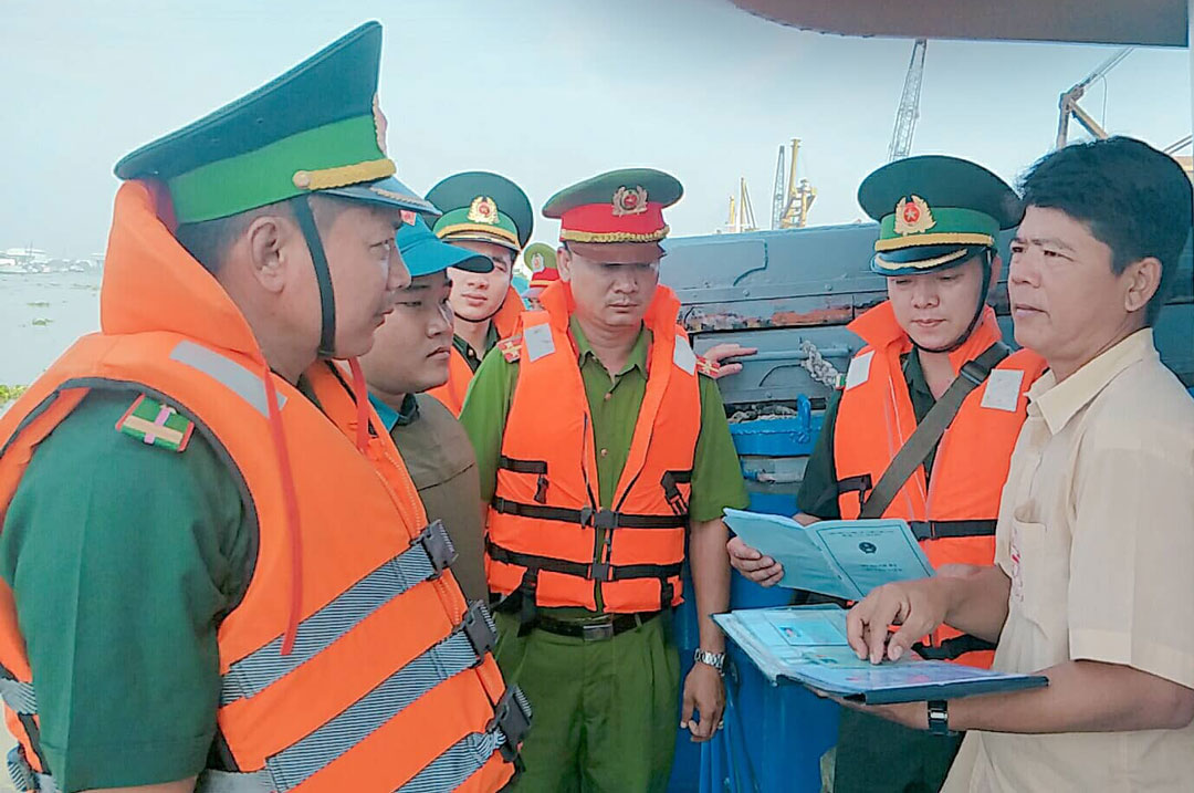 Bình yên trên bến cảng Đồn Biên phòng Cửa khẩu Cảng Bến Lức phối hợp công an, quân sự kiểm tra giấy tờ người, phương tiện hàng hóa tại cảng