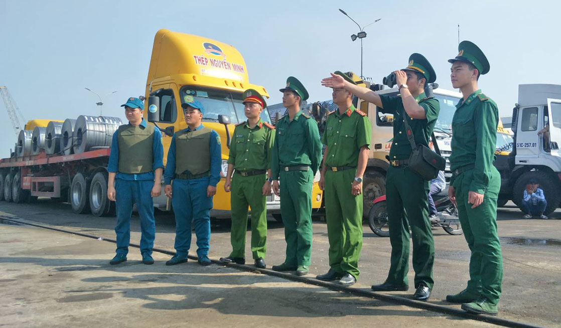 Bình yên trên bến cảng Cán bộ, chiến sĩ Đồn Biên phòng Cửa khẩu Cảng Bến Lức phối hợp công an, quân sự tuần tra, bảo vệ an toàn khu vực cảng