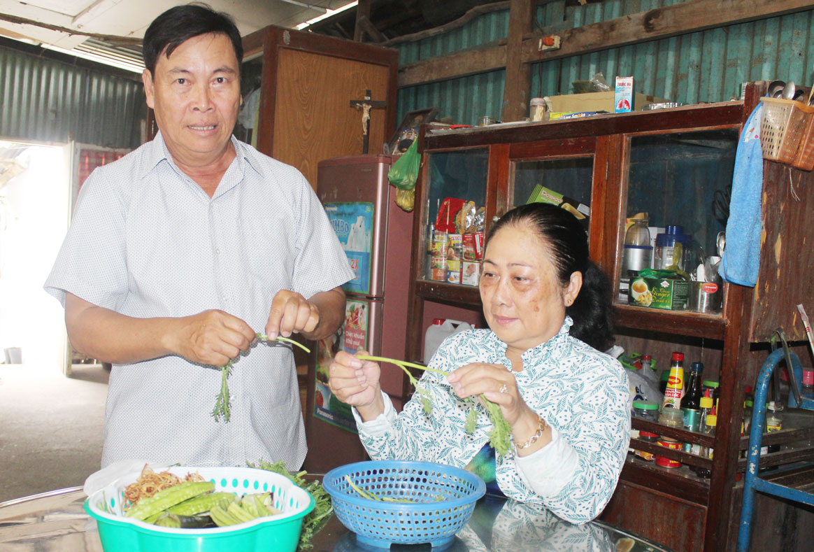 Ông Hà Văn Hướng luôn chia sẻ công việc cùng vợ