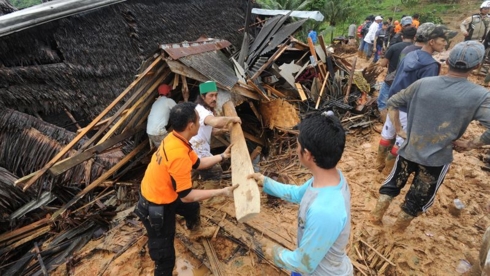 Số người thiệt mạng do lở đất tại làng Sirnaresmi, Indonesia trong ngày năm mới đã tăng lên 15 người và khiến 20 người vẫn còn mất tích. Ảnh: AAP
