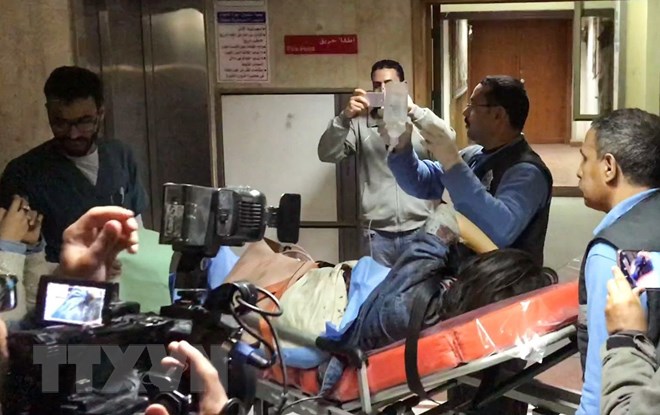Chuyển nạn nhân người Việt bị thương trong vụ xe chở khách du lịch trúng bom ở tỉnh Ginza tới bệnh viện ở quận Al-Haram chiều tối 28/12. (Nguồn: AFP/TTXVN)