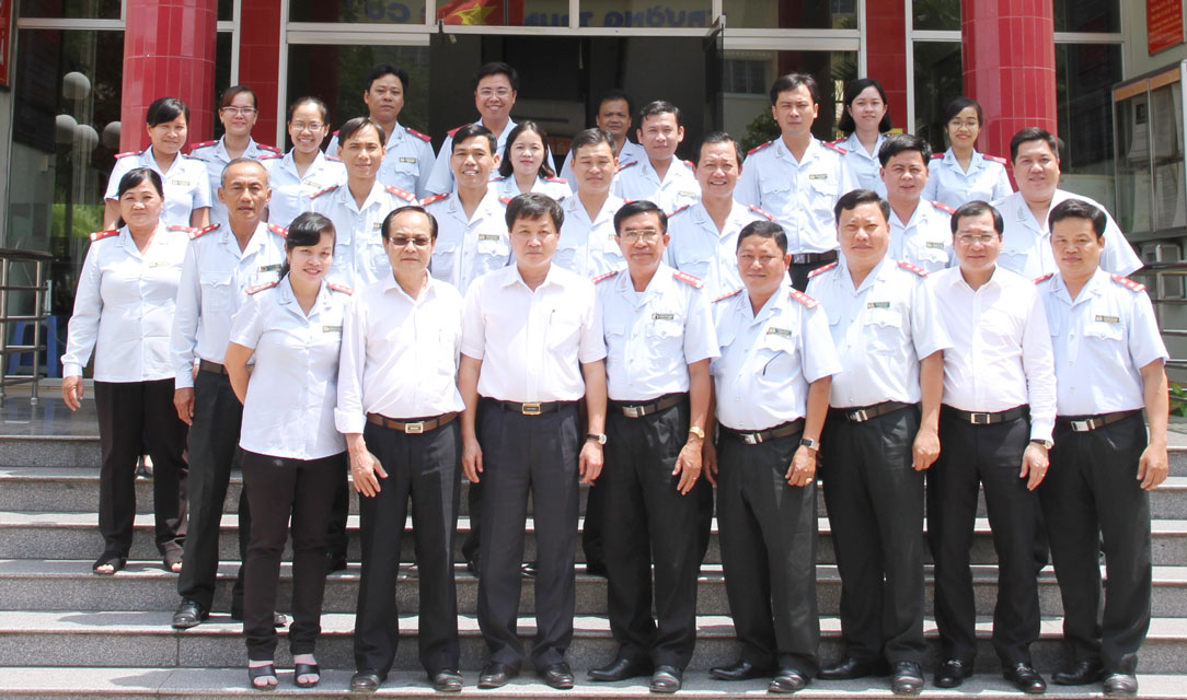 Tổng Thanh tra Chính phủ - Lê Minh Khái (hàng đầu, thứ 3, từ trái sang) trong lần đến thăm, làm việc tại Thanh tra tỉnh