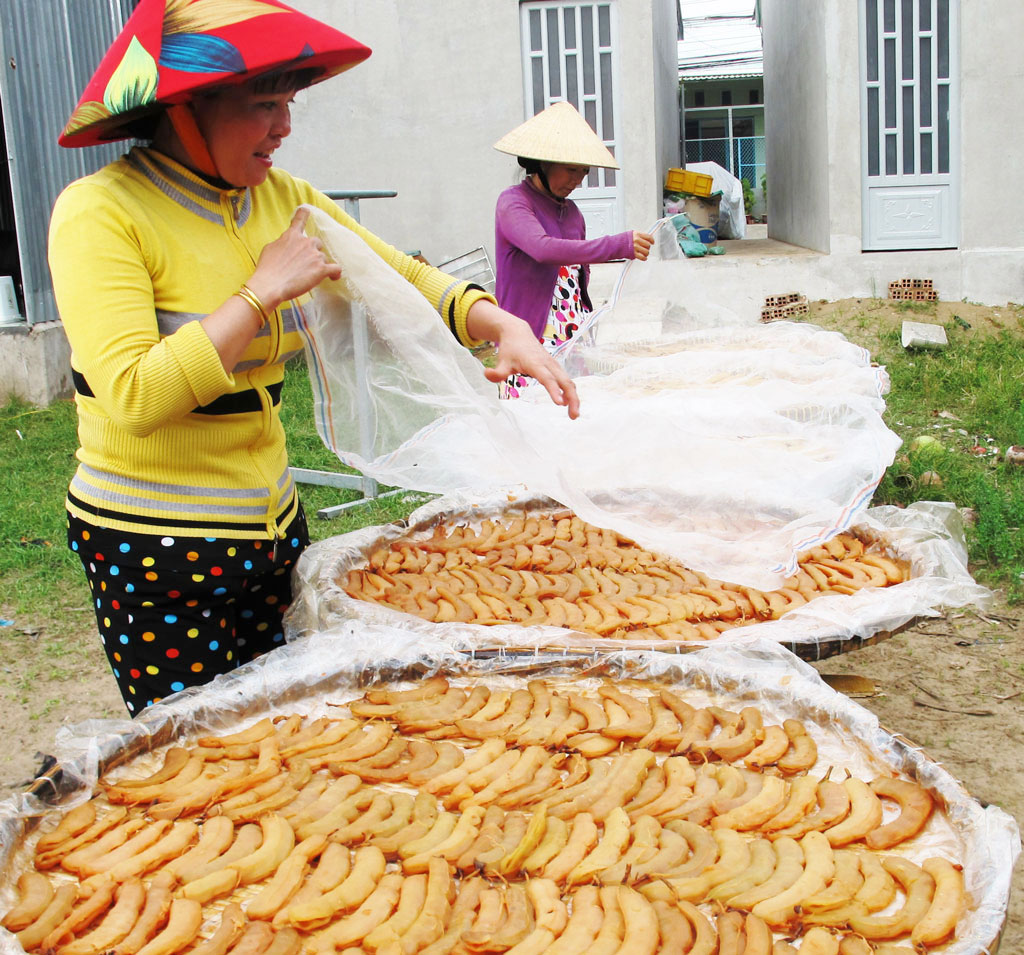 Mứt muốn ngon và bảo quản được lâu thì phải phơi “đặng nắng”, trái me phải thật khô thì mới đạt độ ngon cần thiết. Ảnh: Thanh Nga