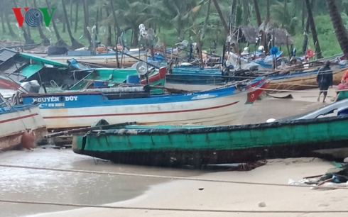 Sóng to gió lớn đánh chìm, hư hỏng nhiều phương tiện đang neo đậu tại các bãi.