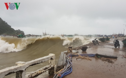 Mưa giông gió lớn, biển động ở Kiên Giang.